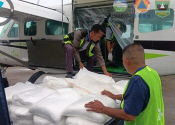 Modifikasi Cuaca Berhasil Turunkan Hujan di Solok, Karhutla Mulai Terkendali 2 Petugas tengah bersiap melakukan penerbangan penyemaian awan (operasi modifikasi cuaca) dengan total sembilan ton bahan NaCI powder yang siap di tebar. (Foto: BMKG)