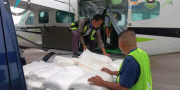 Petugas tengah bersiap melakukan penerbangan penyemaian awan (operasi modifikasi cuaca) dengan total sembilan ton bahan NaCI powder yang siap di tebar. (Foto: BMKG)