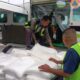 Petugas tengah bersiap melakukan penerbangan penyemaian awan (operasi modifikasi cuaca) dengan total sembilan ton bahan NaCI powder yang siap di tebar. (Foto: BMKG)