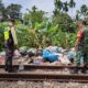 Petugas dari KAI Divre II Sumbar memeriksa kondisi ruas rel yang dijadikan tempat sampah.