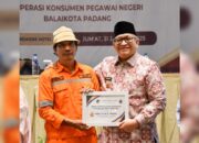 Petugas Kebersihan DLH Menang Hadiah Umroh dari KPN Balai Kota Padang