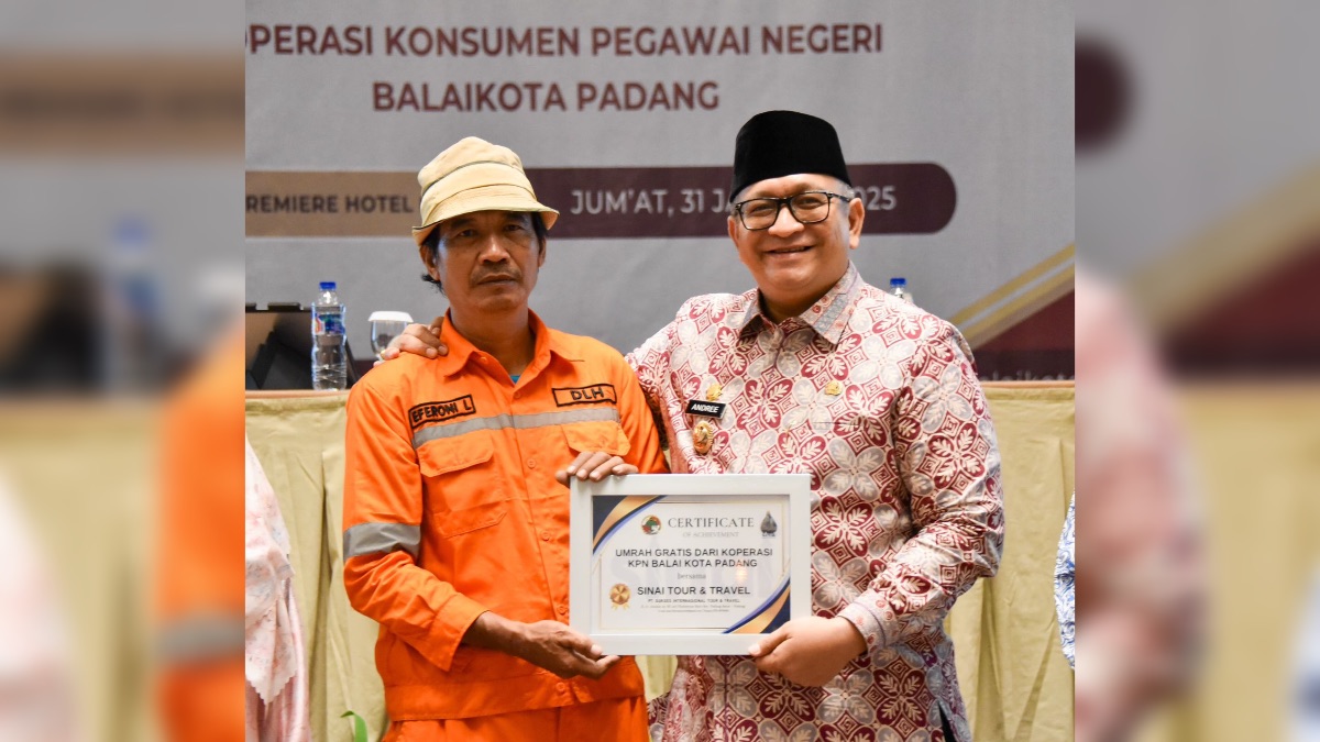 Petugas DLH Padang menerima hadiah umroh dari KPN Balaikota Padang. (dok. Prokopim)