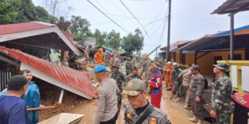 Empat Warga Tertimbun Longsor di Kota Batam 8 Petugas gabungan membersihkan material longsor yang menghantam rumah warga di Batam. (dok. BNPB)