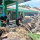 Personil BPBD Padang membersihkan material pohon tumbang yang menimpa pagar SMPN 21 Padang. (dok. Humas)