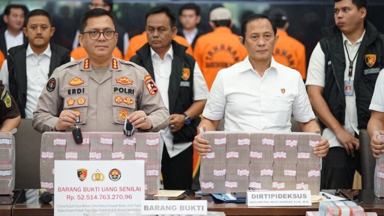 Dittipideksus Bareskrim Sita Miliaran Uang hingga Belasan Mobil Mewah dari Kasus Net89 1 Polisi memperlihatkan barang bukti dari kasus Net89. (dok. Divhumas)