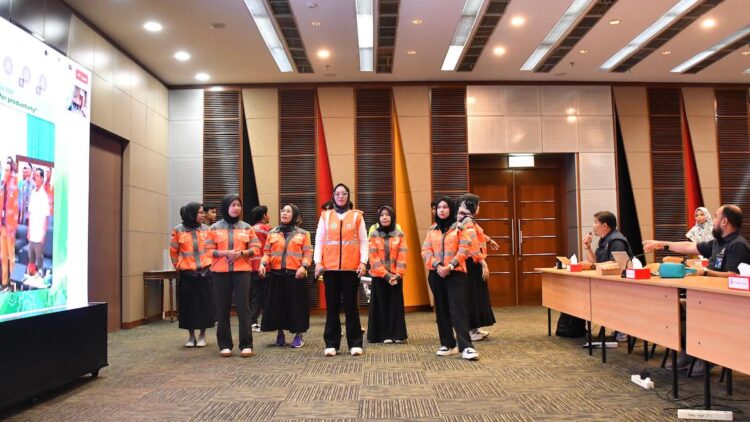 PT Semen Padang Dukung Penguatan K3 dalam Pembukaan Bulan K3 SIG Group 1 Penyampaian yel-yel dalam pembukaan Bulan K3 Nasional PT Semen Padang. (dok. Humas)