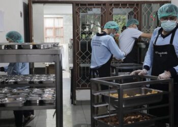Proses penyiapan makan bergizi gratis di Semarang. (dok. PCO RI)