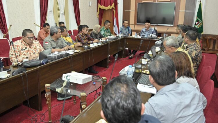 Sambut Investasi PLN, Gubernur Mahyeldi Yakin PLTS Terapung Danau Singkarak Datangkan Banyak Manfaat 1 Rapat terbatas Gubernur Mahyeldi terkait pembuatan PLTS terapung Danau Singkarak. (dok. adpsb)