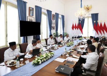 Prabowo Perintahkan Bahan Baku Makan Bergizi Gratis Bersumber dari Desa untuk Gerakkan Ekonomi 2 Presiden Prabowo gelar Ratas Pemberdayaan Masyarakat dengan jajaran kabinetnya. (dok. PCO RI)