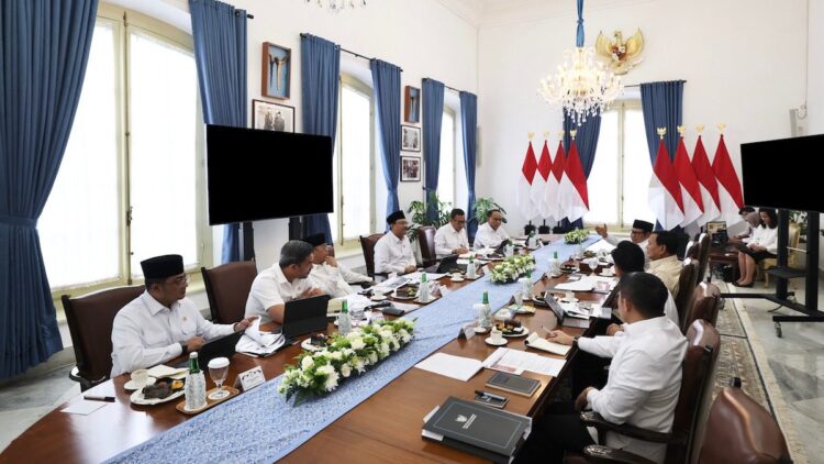 Prabowo Perintahkan Bahan Baku Makan Bergizi Gratis Bersumber dari Desa untuk Gerakkan Ekonomi 1 Presiden Prabowo gelar Ratas Pemberdayaan Masyarakat dengan jajaran kabinetnya. (dok. PCO RI)