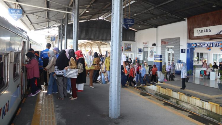 Suasana penumpang kereta api di Stasiun Padang. (dok. istimewa)