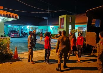 Lima remaja dengan membawa tiga botol miras diamankan Satpol PP Padang. (dok. istimewa)