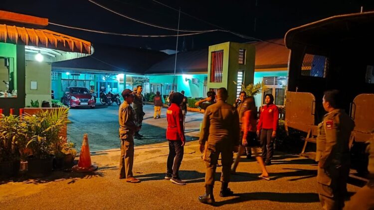 Lima Remaja Putri Bawa Tiga Botol Miras Ditangkap Satpol PP Padang di Batang Arau 1 Lima remaja dengan membawa tiga botol miras diamankan Satpol PP Padang. (dok. istimewa)