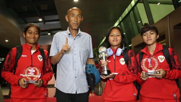 Pelatih kepala Timnas Putri Indonesia Satoru Mochizuki (kedua kiri) berfoto bersama kapten Timnas Putri Indonesia Viny Silfianus (kedua kanan), pemain terbaik Reva Octaviani (kanan) dan penjaga gawang terbaik Laita Roati (kiri) setibanya dari Laos di Terminal VIP Bandara Soekarno Hatta, Tangerang, Banten, Jumat (6/12/2024). ANTARA FOTO/Muhammad Iqbal/rwa.