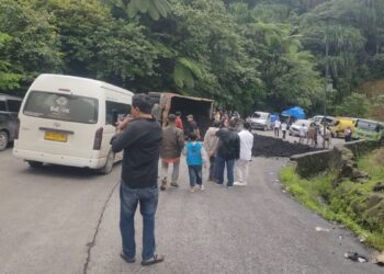 Truk terguling di Kelok S Sitinjau Lauik. (dok. istimewa)