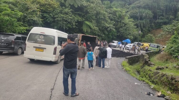 Truk terguling di Kelok S Sitinjau Lauik. (dok. istimewa)