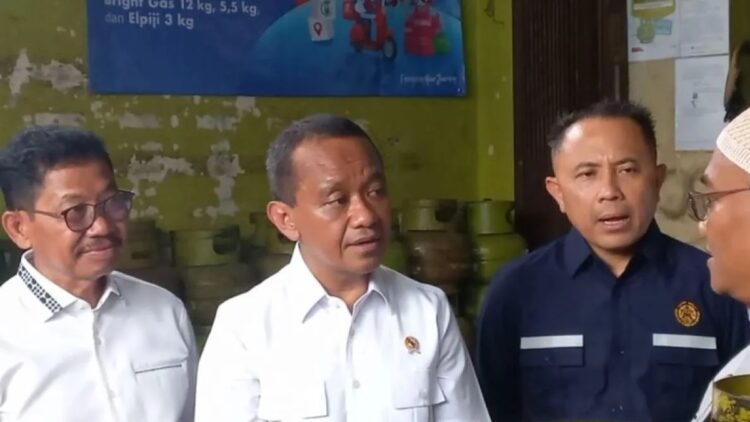 Menteri Energi dan Sumber Daya Mineral (ESDM) Bahlil Lahadalia saat memantau agen pendistribusian gas elpiji (LPG) bersubsidi di Kota Tangerang, Banten. (ANTARA/Azmi)