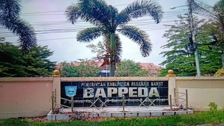 Kantor Badan Perencanaan Pembangunan, Penelitian, dan Pengembangan Daerah (Bappelitbangda) Pasaman Barat. Pemkab setempat menyiapkan Rp167,5 miliar untuk kegiatan penanggulangan kemiskinan pada 2025. (ANTARA/Altas Maulana).