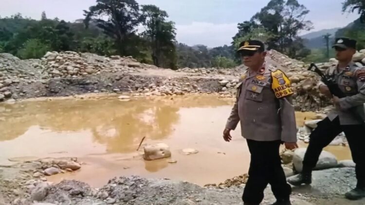 Polres Pasaman Barat Razia Tambang Emas Ilegal di Jorong Tombang 1 Kepala Bagian Ops Polres Pasaman Barat Kompol Muzhendra (depan) saat memimpin razia dugaan penambangan emas ilegal di Tombang Kecamatan Talamau, Sumatera Barat, Rabu (12/2/2025). ANTARA/HO-Humas Polres Pasaman Barat.
