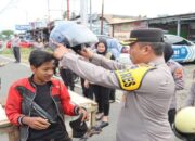 Polres Pasaman Barat Berikan Helm Gratis sebagai Apresiasi bagi Pengendara Tertib