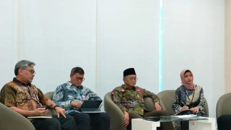 Diskon Tarif Tol Diberikan pada Mudik Lebaran 2025, Pemerintah Siapkan Stimulus Ekonomi 1 Menteri PU Dody Hanggodo (kedua dari kanan) menyampaikan keterangan kepada awak media dalam konferensi pers di Jakarta, Jumat (21/2/2025). ANTARA/Aji Cakti