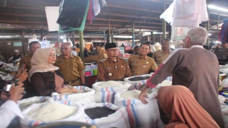 Wakil Wali Kota Bukittinggi Ibnu Asis bersama Tim Pengendali Inflasi Daerah (TPID) Kota Bukittinggi saat turun ke pasar melakukan inspeksi mendadak ketersediaan bahan pokok menjelang Ramadhan, Senin (24/2/2025). ANTARA/Al Fatah.