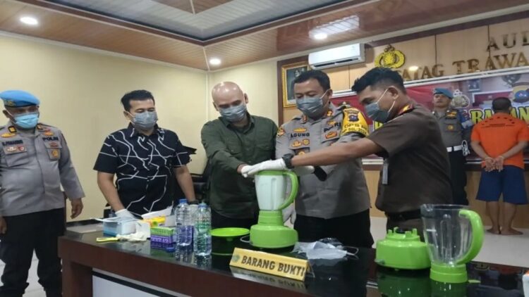 Kepala Polres Pasaman Barat AKBP Agung Tribawanto didampingi Kepala Kejaksaan Negeri Pasaman Barat M. Yusuf Putra saat memusnahkan barang bukti narkotika jenis sabu di Simpang Empat, Kamis (27/2/2025). ANTARA/Altas Maulana.