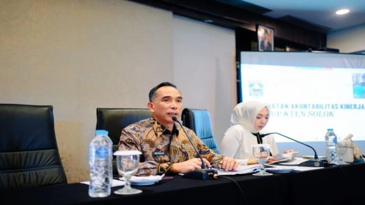 Pemkab Solok Gelar Bimtek SAKIP Tingkatkan Akuntabilitas dan Kinerja Aparatur Pemerintah 1 Sekda Kabupaten Solok Medison saat memberikan arahan. ANTARA/HO-Diskominfo Solok.