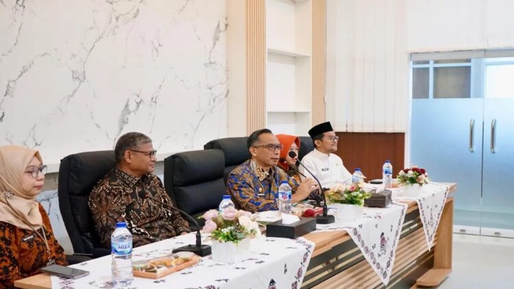 Pemkab Solok Tingkatkan Kualitas Layanan RSUD Arosuka untuk Masyarakat 1 Sekda Kabupaten Solok Medison bersama kepala OPD lainnya saat menggelar rapat persiapan peningkatan kualitas layanan kesehatan RSUD Arosuka, Sumatera Barat. ANTARA/HO-Diskominfo Solok.
