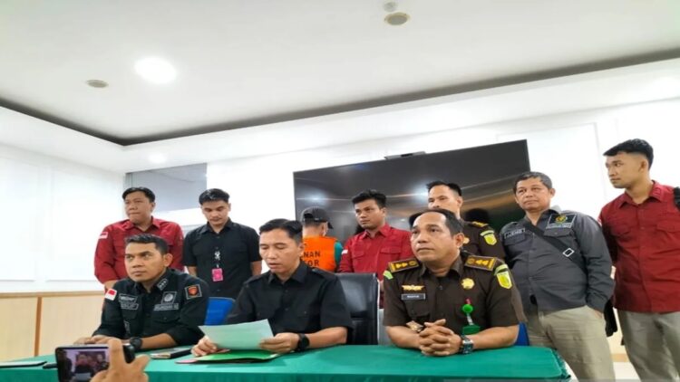 Asisten Intelijen Kejati Sumbar Efendri Eka Saputra saat memberikan keterangan pers tentang penangkapan buronan kasus korupsi berinisial RA, di Padang, Rabu (5/2/2025) malam. ANTARA/FathulAbdi