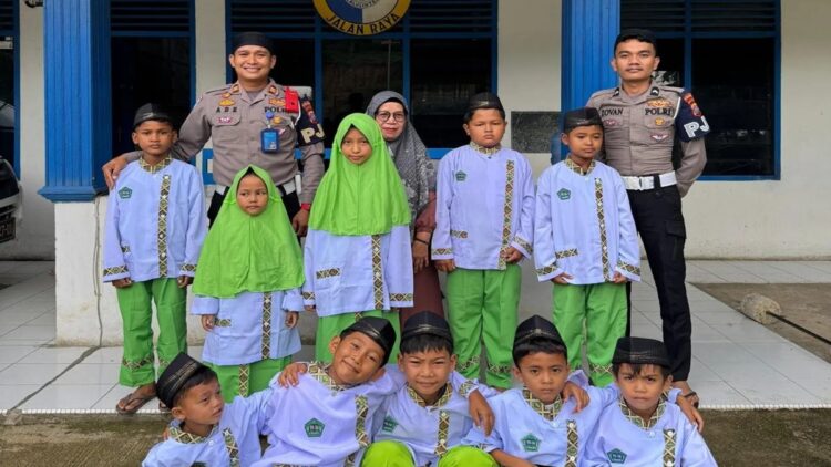 Satuan PJR Polda Sumbar Ubah Kantor Jadi Tempat Belajar dan Mengaji Anak-Anak di Sijunjung 1 Satuan PJR Ditlantas Polda Sumbar sulap kantor jadi tempat mengaji. (Foto: Ist)