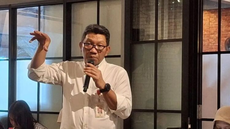 Kepala OJK Sumbar Roni Nazra menyampaikan kinerja sektor jasa keuangan di Sumbar pada saat jumpa pers di Padang, Senin (10/2/2025). ANTARA/FatahulAbdi.