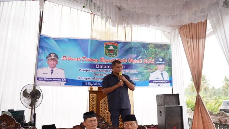 Wakil Bupati (Wabup) Solok Jon Firman Pandu saat melaksanakan kunjungan kerja dan temu ramah bersama masyarakat di Jorong Padang Balimbiang Nagari Koto Sani, Kabupaten Solok, Sumbar. ANTARA/HO-Diskominfo Solok