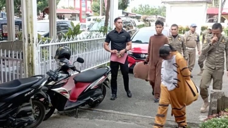 Satpol PP Kota Solok saat menertibkan gepeng dan badut di kawasan lampu lalu lintas daerah Kota Solok, Sumatera Barat. ANTARA/HO-Diskominfo Solok