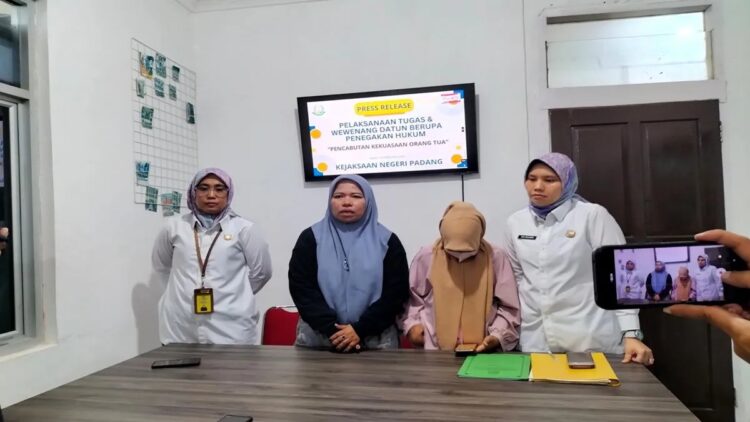 Wali baru yang ditetapkan oleh Pengadilan Agama Padang terhadap C yakni Rita Rita Lili Marnis saat dihadirkan dalam jumpa pers di Kantor Kejari Padang, pada Rabu (19/2/2025). ANTARA/FathulAbdi