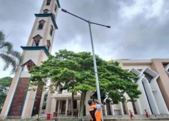 Jelang Ramadan, Dishub Kota Solok Perbaiki Lampu PJU di Masjid untuk Kenyamanan Umat