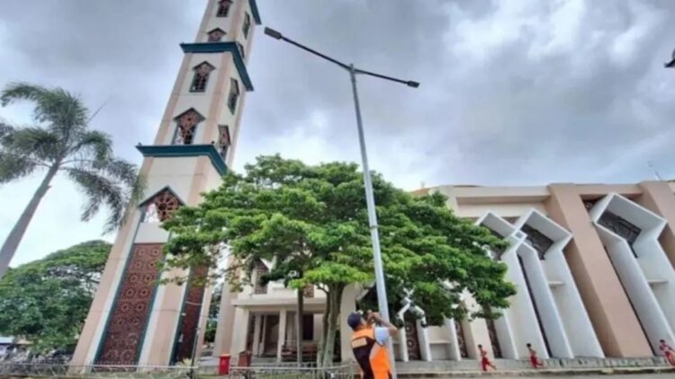 Dishub Kota Solok perbaiki PJU masjid jelang Ramadhan 1446 Hijriah. ANTARA/HO-Diskominfo Solok.