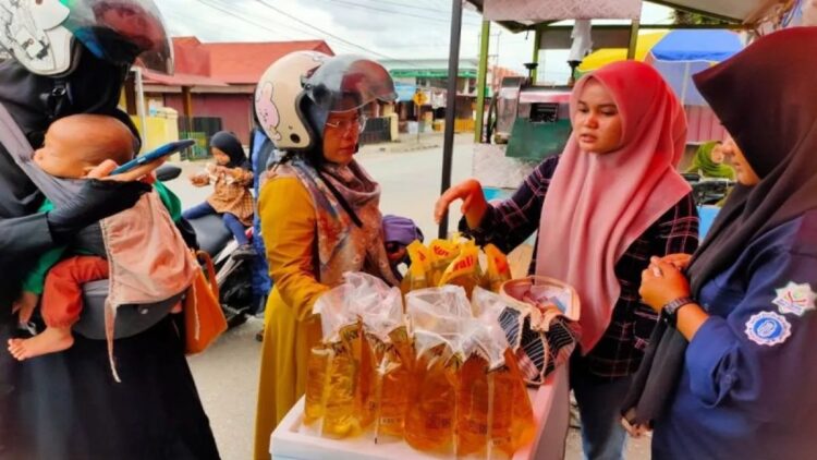 Jelang Ramadhan, Dinas Pangan Kota Solok Gelar Operasi Pasar untuk Stabilkan Harga 1 Jelang Ramadhan 1446 H, Dinas Pangan bersama Bulog Cabang Solok Adakan Operasi Pasar Bahan Pangan. ANTARA/HO-Diskominfo Solok.