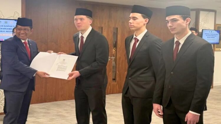 Ole Romeny tak Sabar Debut Bersama Garuda, Ucapkan Terima Kasih ke Presiden Prabowo 1 Menteri Hukum RI Supratman Andi Agtas (kiri) memimpin pengambilan sumpah dan janji setia kewarganegaraan tiga pemain naturalisasi Ole Romeny, Tim Geypens, dan Dion Markx resmi menjadi warga negara Indonesia (WNI) di London, Inggris, Sabtu (8/2/2025). ANTARA/HO-Kementerian Hukum RI
