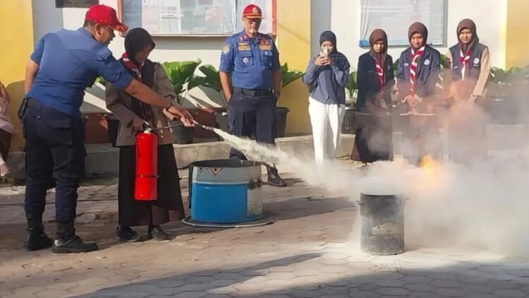 Pemadam Kebakaran Kota Padang menunjukkan cara memadamkan api. ANTARA/HO-Pemko Padang