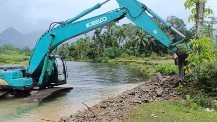 Warga Nagari Lumpo Harapkan Normalisasi Sungai Batang Lumpo untuk Cegah Banjir 1 Satu ekskavator mengeruk sungai Batang Lumpo untuk melakukan normalisasi di sungai tersebut pada Selasa (18/2). (ANTARA/HO-Pemerintah Nagari Lumpo)