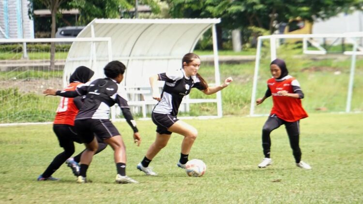 Pemain Timnas Putri Indonesia Sydney Hopper (kedua kanan) berebut bola dengan rekannya saat latihan tim di Lapangan Sepak Bola Unesa, Surabaya, Senin (10/2/2025). (ANTARA/Naufal Ammar Imaduddin)
