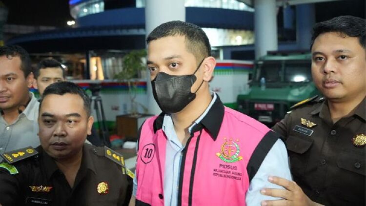 Ayahnya Sebut Sumbar ‘Provinsi Dajjal’, Kini Anaknya Terjerat Kasus Korupsi Minyak Mentah Pertamina 1 Anak Riza Chalid, Muhammad Kerry Adrianto Riza, mengenakan rompi pink khas tahanan Kejaksaan Agung pada Senin malam, 24 Februari 2025. (Dokumentasi Kejaksaan Agung)