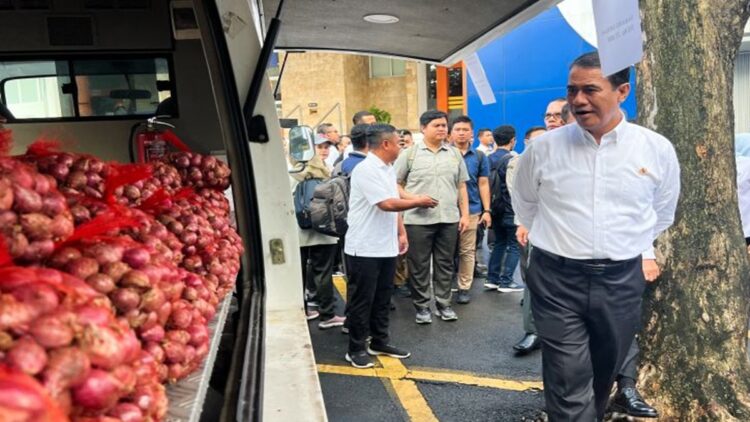 Pemerintah Luncurkan Operasi Pasar Pangan Murah, Jamin Stabilisasi Harga Sambut Ramadhan-Idul Fitri 2025 1 Menteri Pertanian (Mentan) Andi Amran Sulaiman melihat komoditas bawang merah dan cabai rawit merah yang dijual di operasi pasar pangan murah yang dipusatkan di Kantor Pos Flora Jakarta, Senin (24/2/2025). ANTARA/Harianto