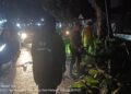 BPBD Padang bersihkan pohon yang menghambat jalan di Air Camar. (dok. BPBD Padang)