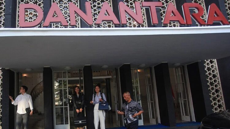 Sejumlah karyawan keluar dari Gedung Badan Pengelola Investasi Daya Anagata Nusantara (BPI Danantara) di Jakarta, Jumat (7/2/2025). ANTARA FOTO/Reno Esnir/app/YU/am.