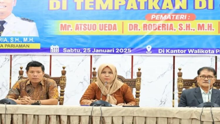 Kepala Dinas Penanaman Modal Pelayanan Terpadu Satu Pintu dan Tenaga Kerja Kota Pariaman, Sumbar Gusniyetti Zaunit (tengah) saat pelaksanaan sosialisasi penempatan tenaga kerja di Jepang beberapa waktu lalu. Antara/HO-Diskominfo Pariaman