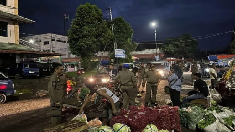 Anggota Satuan Polisi Pamong Praja dan Pemadam Kebakaran Kota Pariaman, Sumbar melakukan upaya persuasif mengajak pedagang pindah ke lokasi yang disediakan pada Kamis pagi atau sebelum dimulai transaksi jual beli. Antara/HO-Diskominfo Pariaman