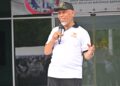 Gubernur Mahyeldi Sebut Kekompakan Pimpinan Instansi Vertikal dan BUMN Sangat Penting bagi Kemajuan Sumbar 7 Gubernur Mahyeldi beri sambutan saat gelaran senam badunsanak. (dok. adpsb)