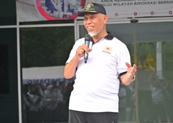 Gubernur Mahyeldi beri sambutan saat gelaran senam badunsanak. (dok. adpsb)